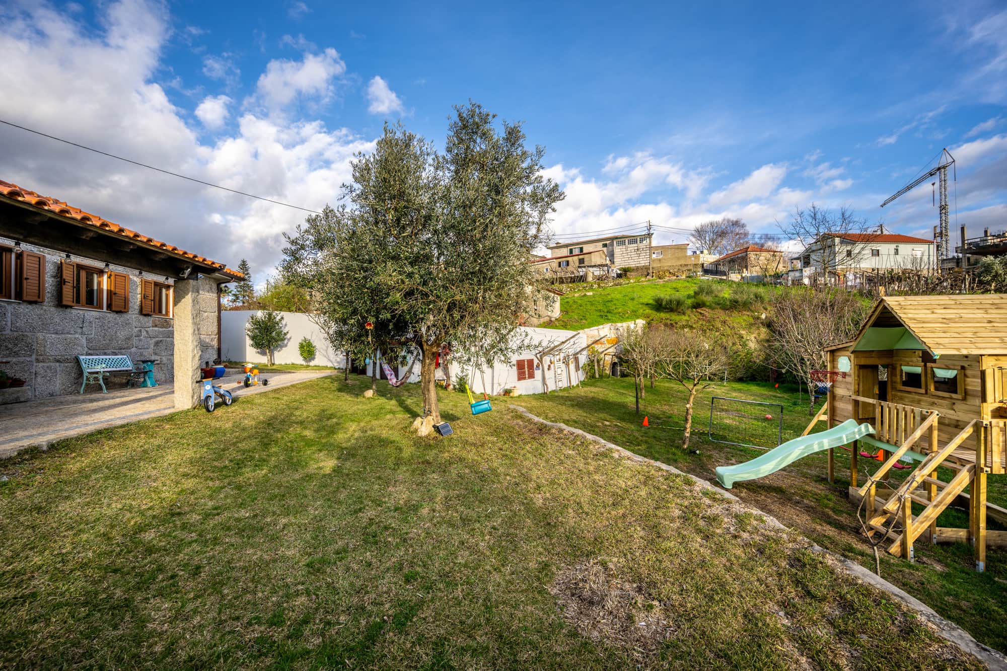 Casa com jardim zona infantil vedada, a casa de madeira e o ambiente seguro.