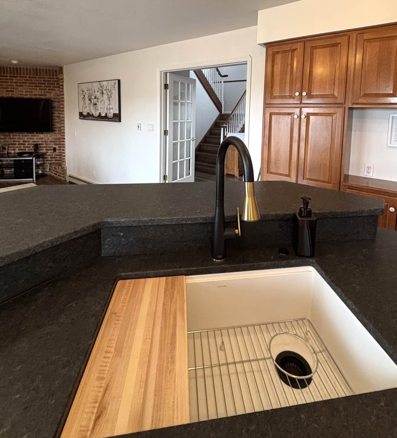 Stone countertops and luxury in the kitchen