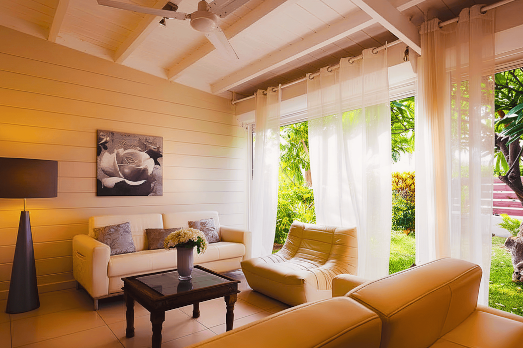 Terrasse tropicale ouverte sur le jardin