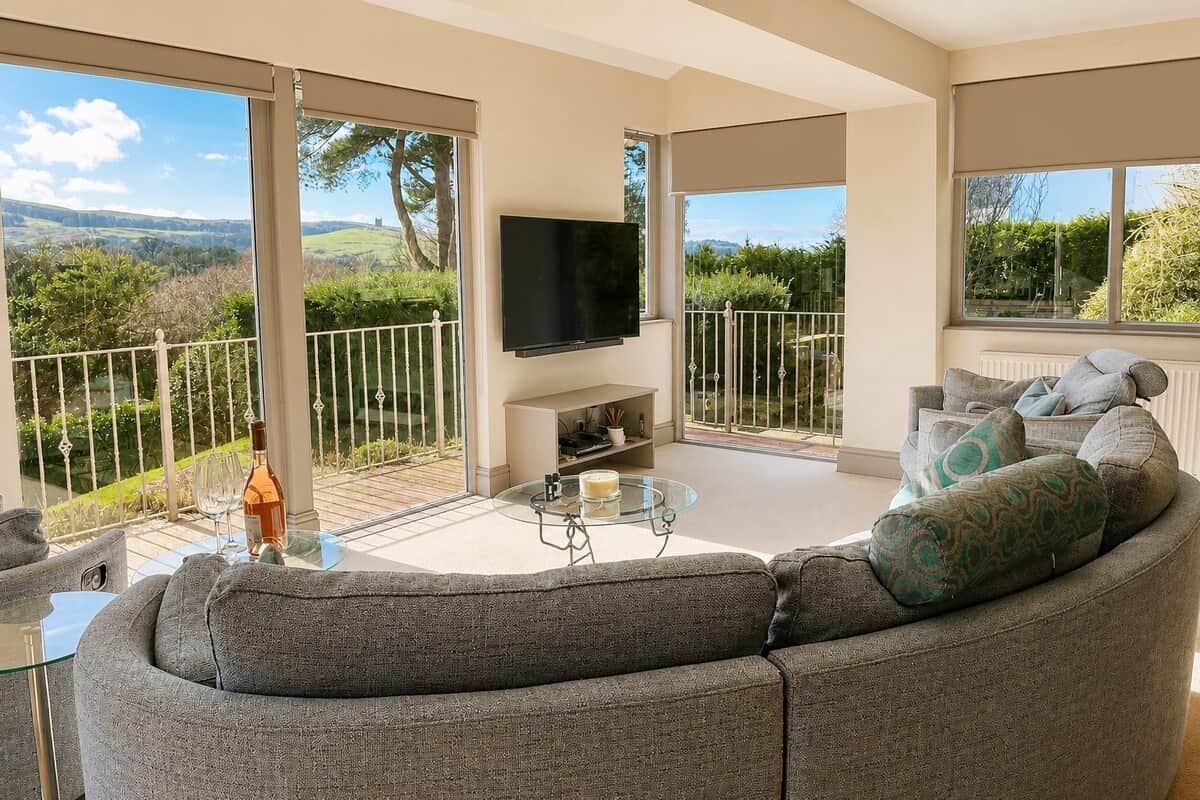 The Theme Room is treat. Let the sun poor in as you look out of the huge picture windows over the private woods and rooloing hills.