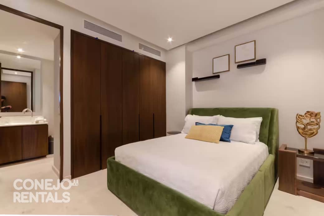 Recámara Queen Size con estilo moderno, clóset amplio y baño propio. Bolongo, Punta de Mita