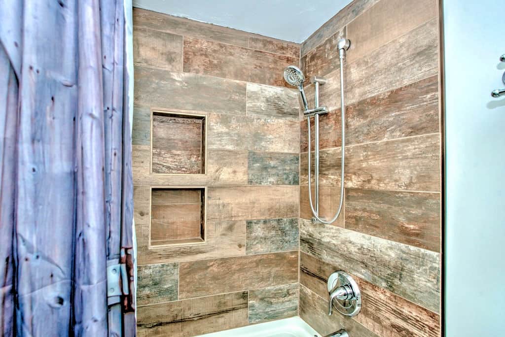 Shower w/ Soaker Tub Shower w/ Soaker Tub