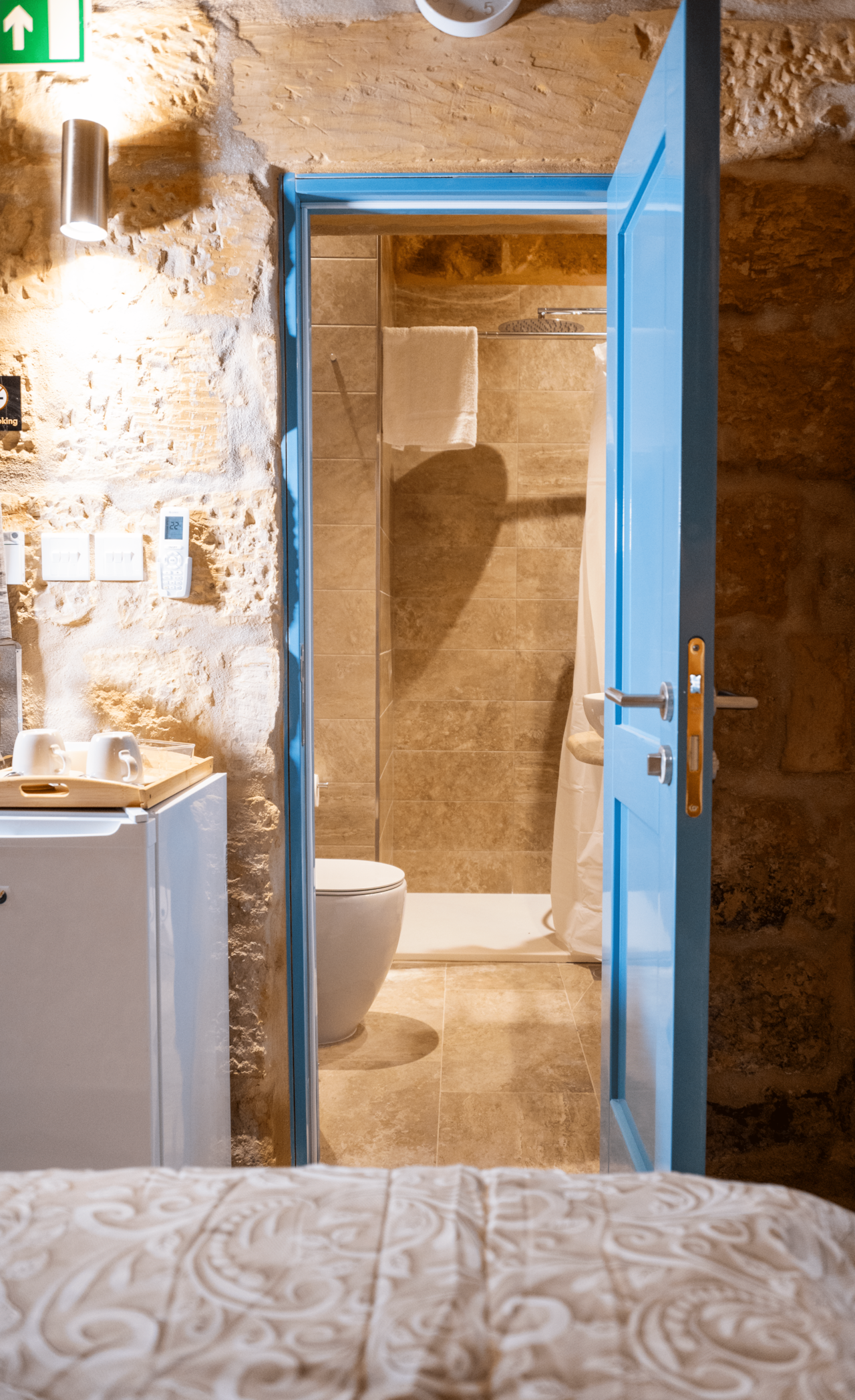 Bedroom/Bathroom