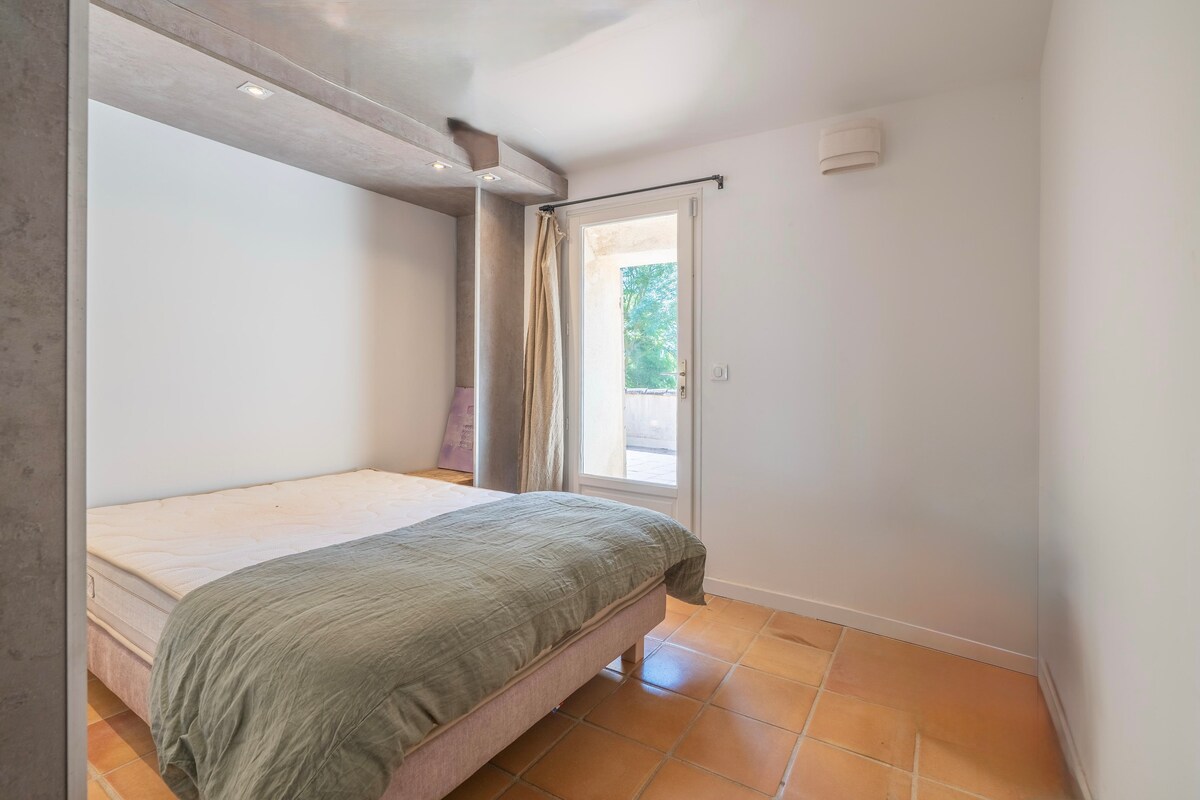 Provençal farmhouse & padel court swimming pool AC