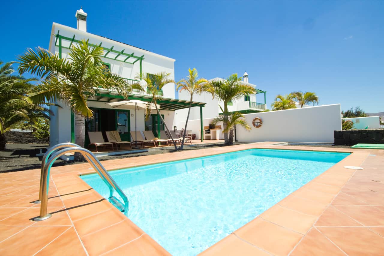 Terraza exterior para vacaciones en familia en Lanzarote por AZ Rentals