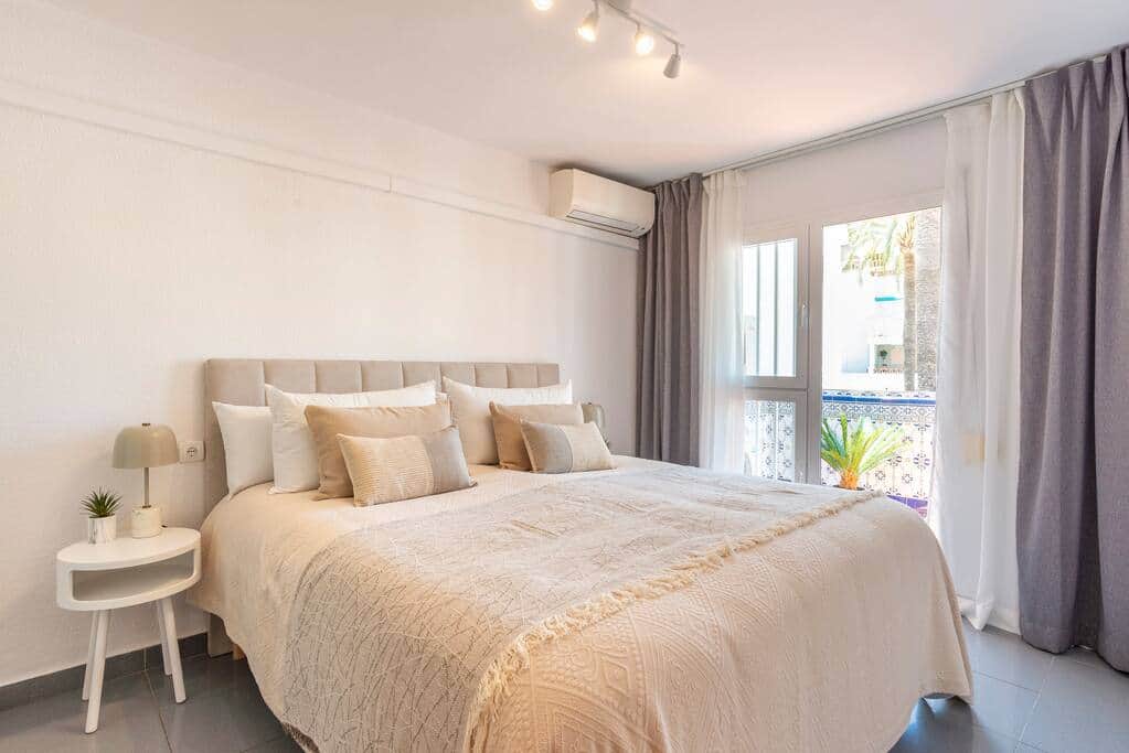 Double bed. Main bedroom