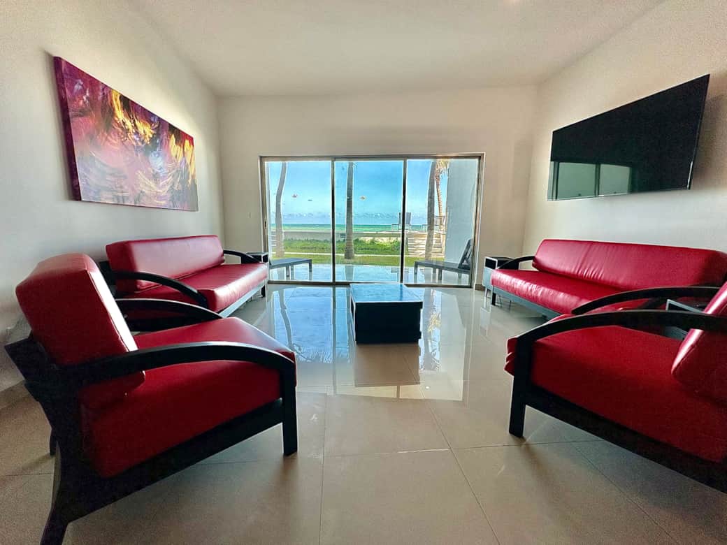 Salon avec Smart TV, vue mer et terrasse accès direct aux piscines Salon avec Smart TV, vue mer et terrasse accès direct aux piscines