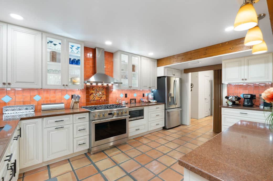 Gourmet, well-stocked kitchen