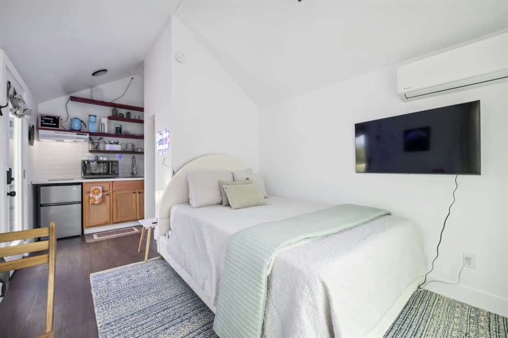 Relax in style with modern decor and all the essentials for a perfect getaway!