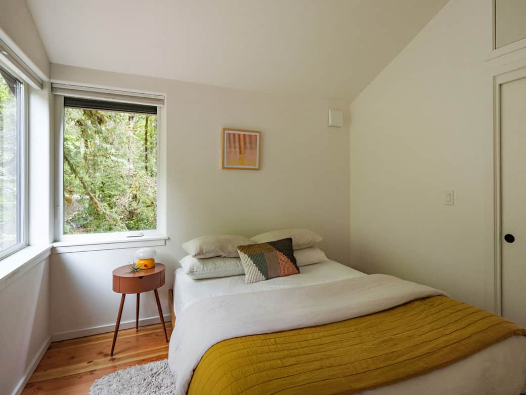Second bedroom with forest views Second bedroom with forest views