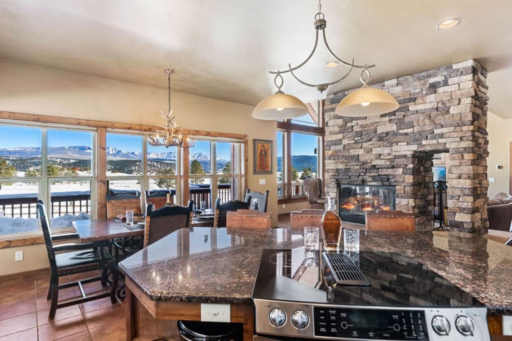 Kitchen and Dining Room w/ Seating For 10+ Kitchen and Dining Room w/ Seating For 10+