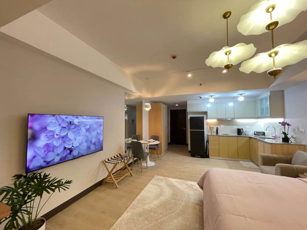 A lovely studio unit with a nice and comfy king-sized bed, complete with soft sheets, a duvet, four pillows, and a blanket. Plus, there's a fantastic 55-inch smart 4K TV for your enjoyment!