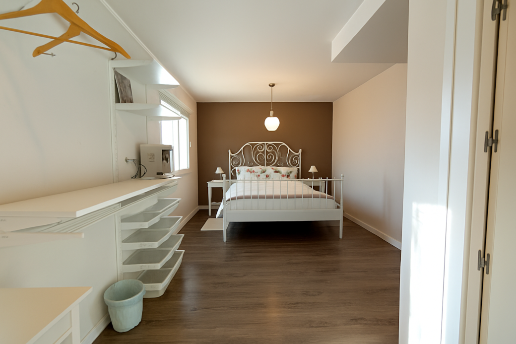 King bed (1.60x2 m), elegant TV, dressing room, bedside tables and single bed (0.90x1.90 m).