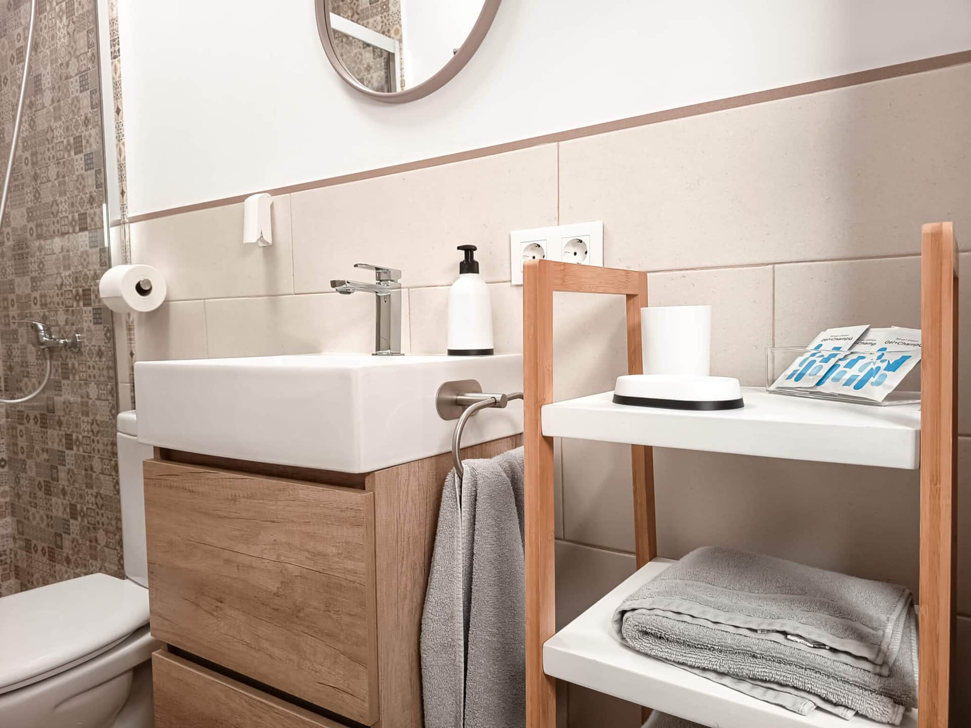 Baño moderno con lavabo, toallas y ducha en casa rural cerca de Puy du Fou Toledo