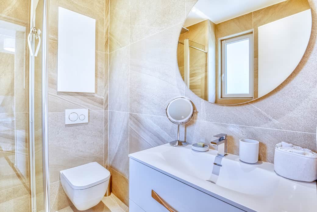 Bathroom 2, en suite to bedroom 2 with shower Bathroom 2, en suite to bedroom 2 with shower