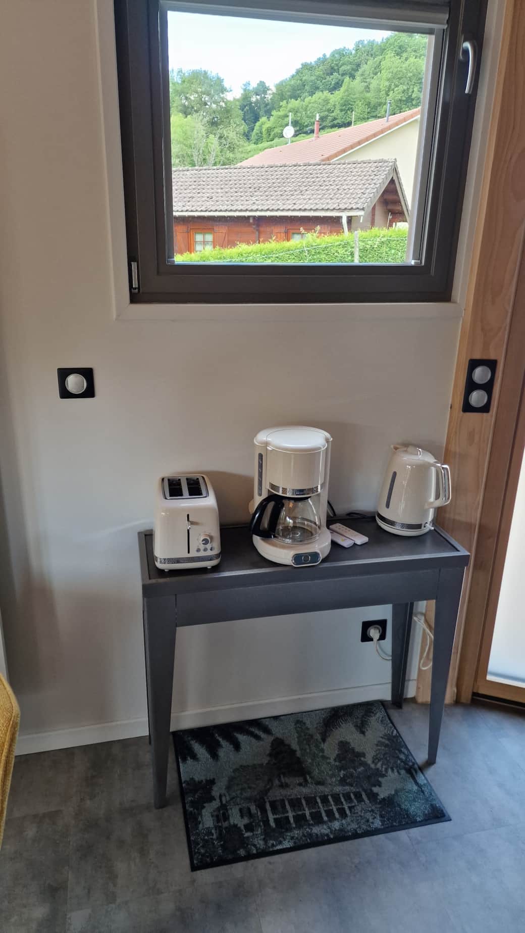 Matériel à disposition dans le gîte (ici grille-pain, machine à café et bouilloire)