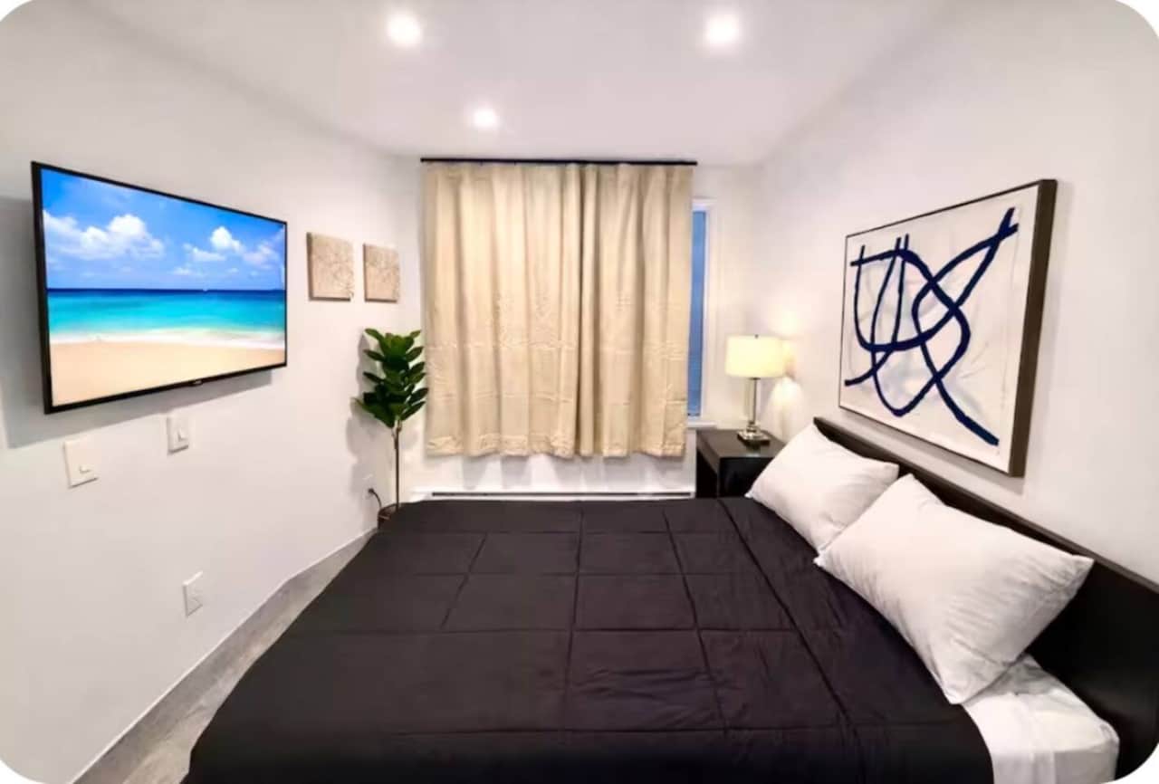 
Welcome to this beautiful room! It features a cozy queen bed, small closet, and a flat-screen TV for your entertainment. The decor is both stunning and thoughtfully curated, making it a lovely space to relax and unwind. Enjoy your stay!! 