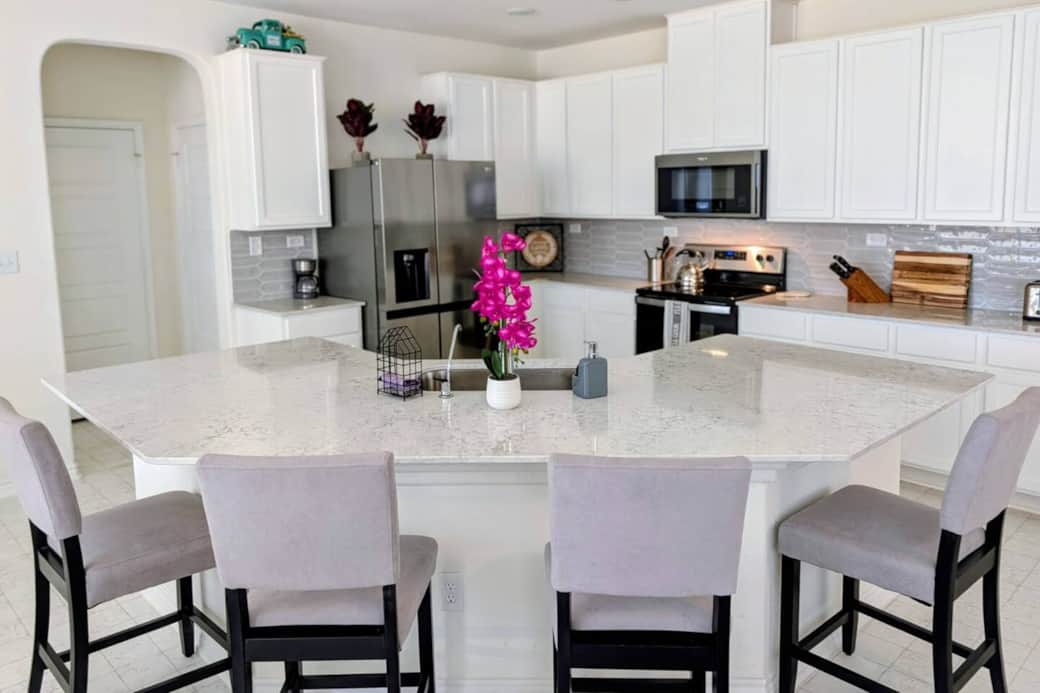 Seating for 4 at the island bar