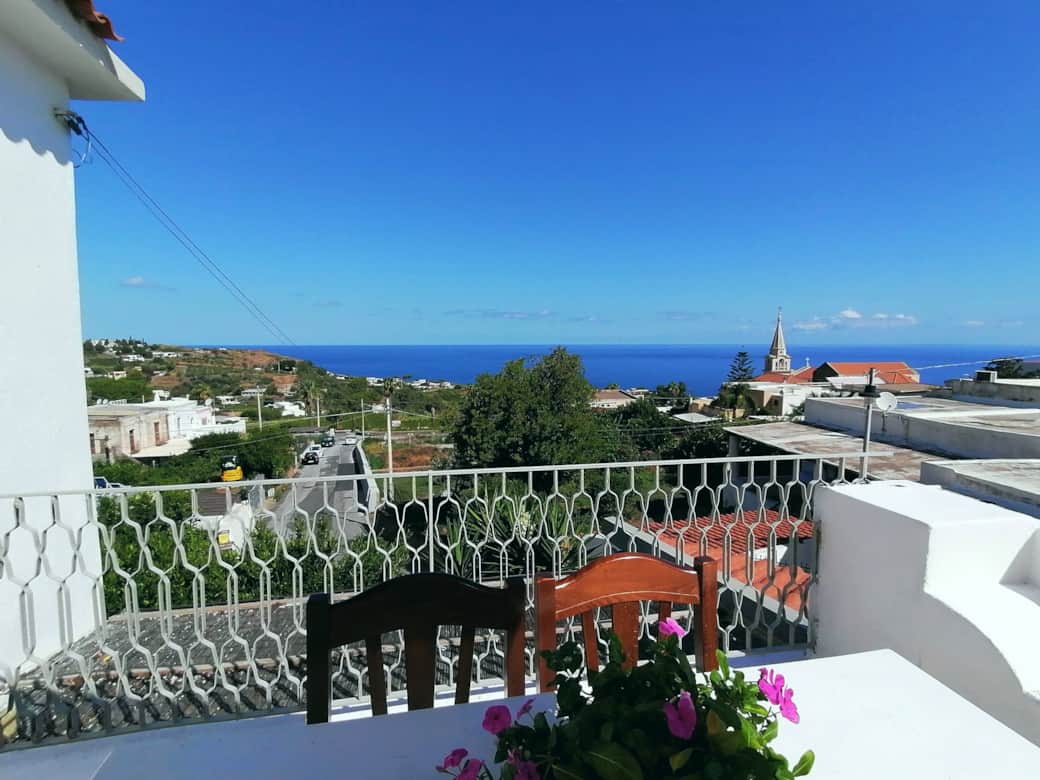 Vista mare da Casa Zagami a Malfa, isola di Salina, con panorama sul mare delle Eolie