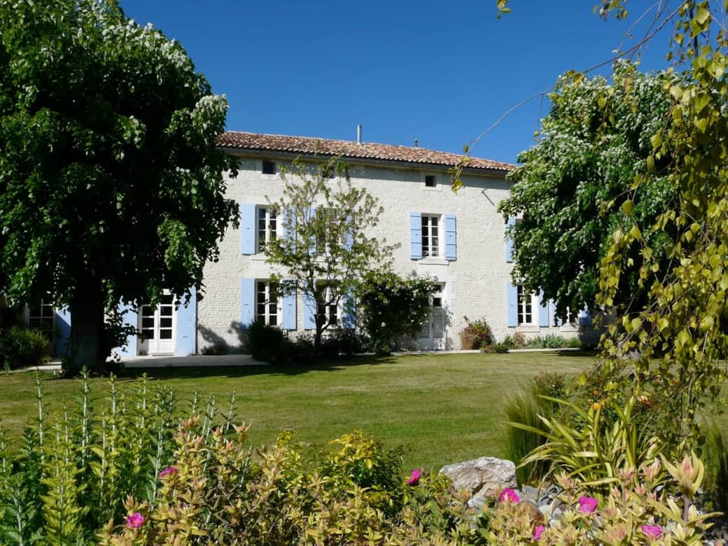 Vue façade de la maison et de sa terrasse