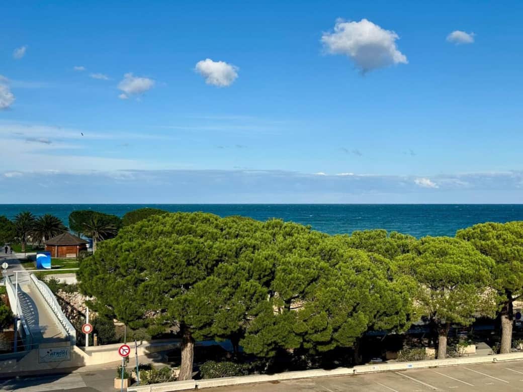 Vue dégagée sur la mer Méditerranée depuis la résidence, avec accès direct à la plage par la passerelle. Idéal pour profiter des animations d’Argelès, des feux d’artifice estivaux, ou partir découvrir Collioure, ville voisine au charme unique.
