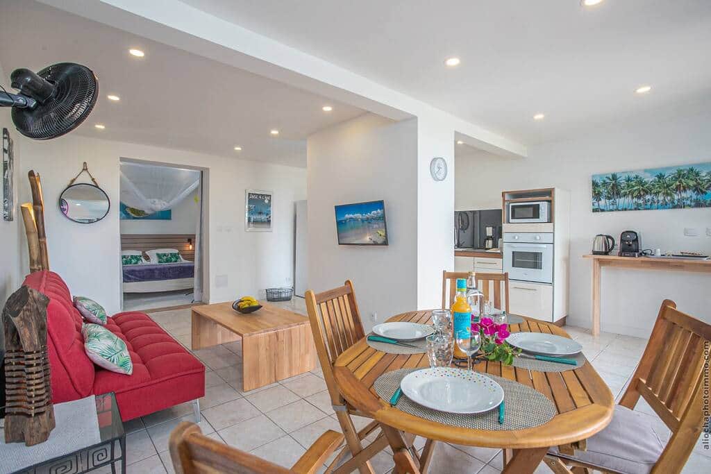 Villa Canopée - Le coin repas et le salon sont ouvert sur la terrasse. Villa Canopée - Le coin repas et le salon sont ouvert sur la terrasse.