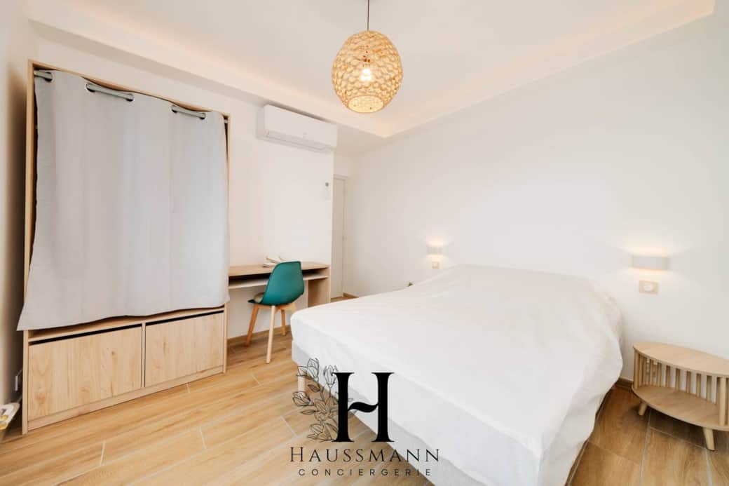 Troisième chambre lumineuse avec lit confortable, climatisation et rangements pratiques, offrant un accès privé au balcon pour profiter de l’extérieur. Troisième chambre lumineuse avec lit confortable, climatisation et rangements pratiques, offrant un accès privé au balcon pour profiter de l’extérieur.