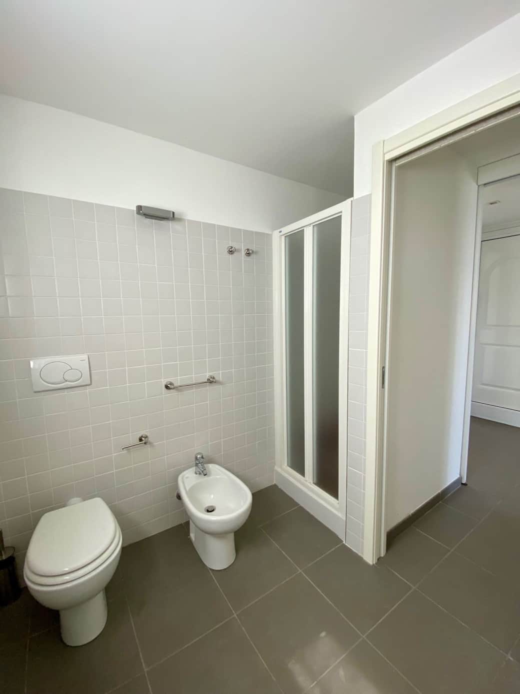 No need to wait for each other, there are 2 showers.