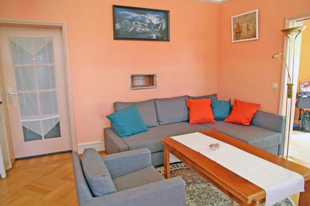 Ihr Schlafzimmer mit gemütlichem Boxspringbett. Bettwäsche ist vorhanden