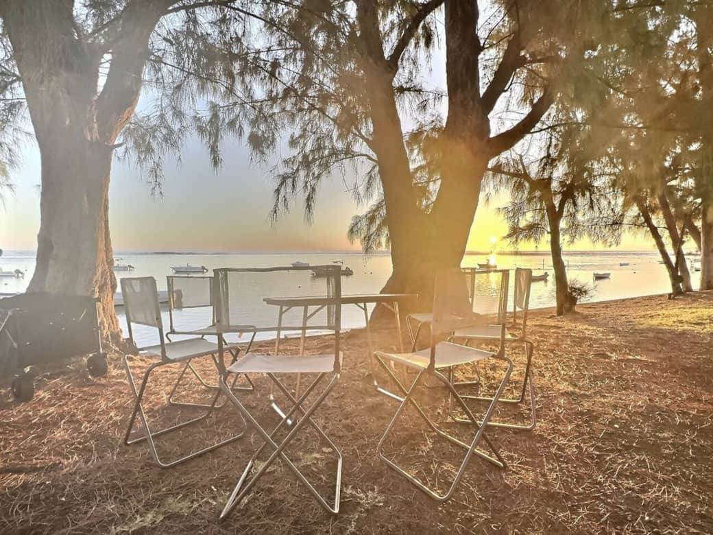 Mobilier fourni avec chariot, il y'a un chemin privé qui mène à cette plage