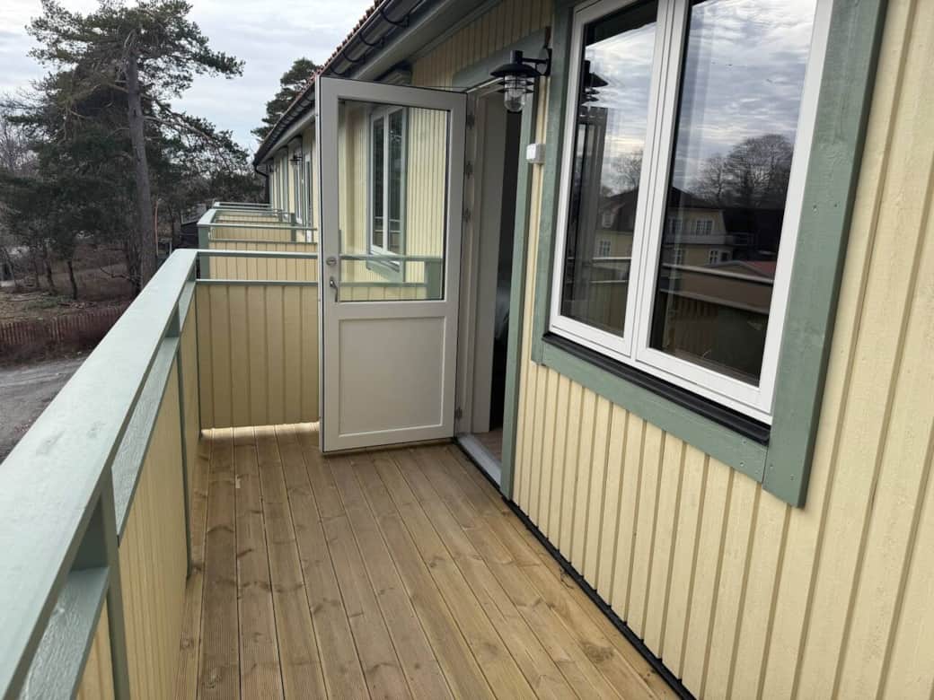 Rymlig balkong i söderläge med plats att sitta och njuta av solen. Rymlig balkong i söderläge med plats att sitta och njuta av solen.