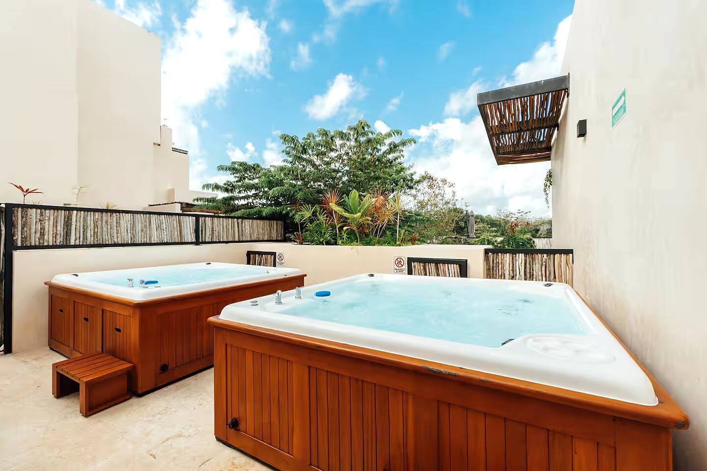 Disfruta 2 jacuzzis adicionales en el área común de Gran Tulum, rodeados de vegetación tropical: el lugar perfecto para descansar y relajarte durante tu estancia.