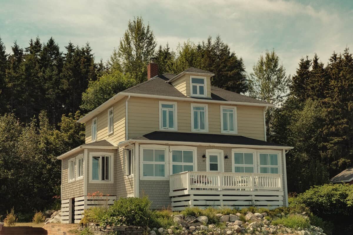 Grande maison pleine de charme et de cachet d’antan, idéale pour profiter des beaux jours au bord du fleuve.