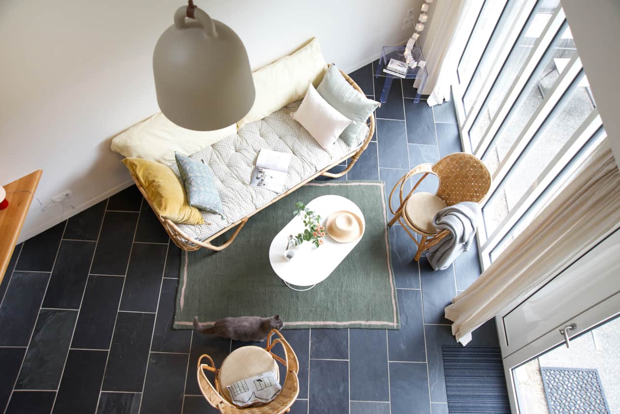 Vue du salon depuis la chambre en mezzanine du gîte petit ours