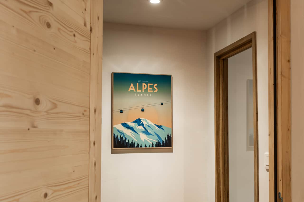 Affiche vintage des Alpes : l'esprit montagne jusque dans les couloirs.