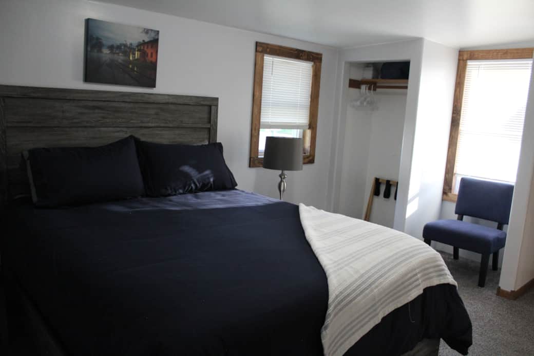 Bedroom 1- 1 Queen Bed