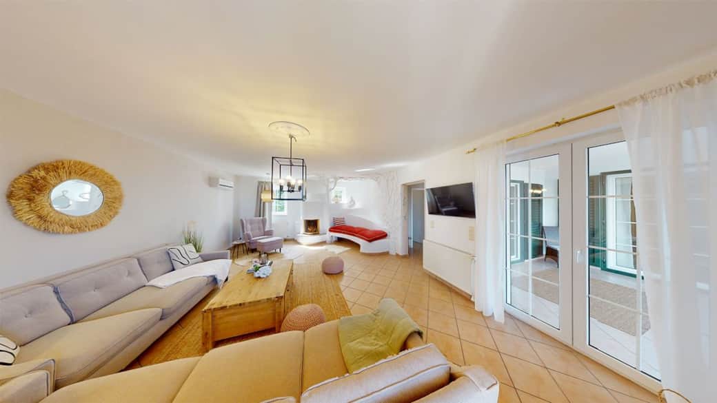 Wohnzimmer mit Kamin und Internet-Fernsehen