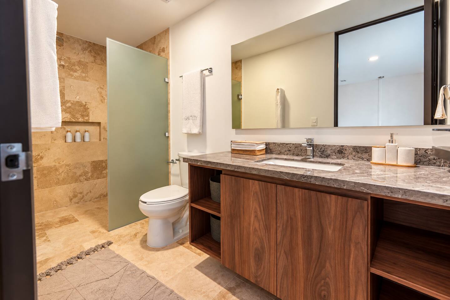 Disfruta una estancia cómoda con básicos de baño incluidos: shampoo, acondicionador, jabón corporal, jabón de manos, papel higiénico, toallas de baño y de mano limpias, además de secadora de cabello.