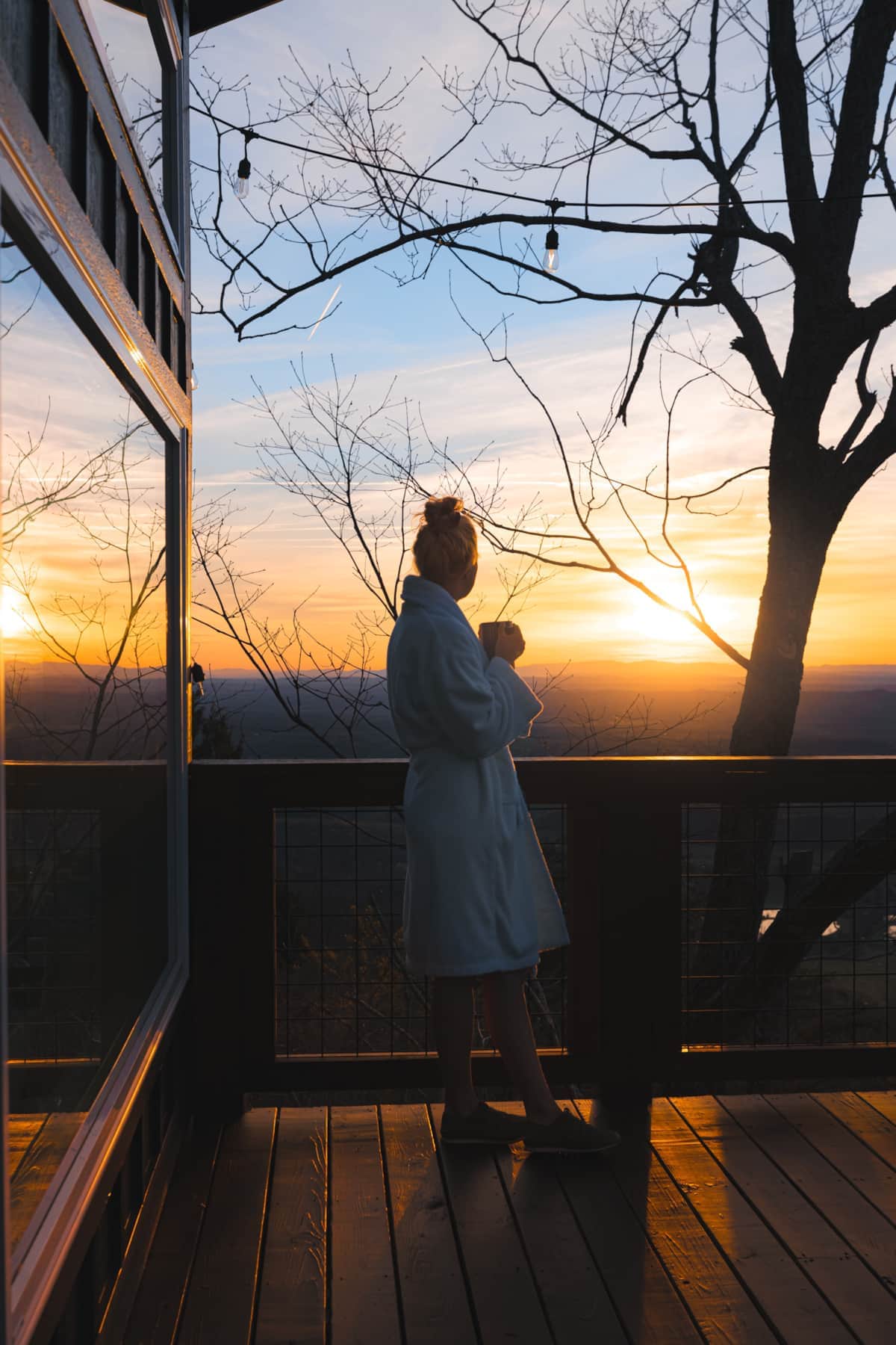 A cozy, elevated getaway made for unplugging, unwinding, and waking up above the forest canopy.