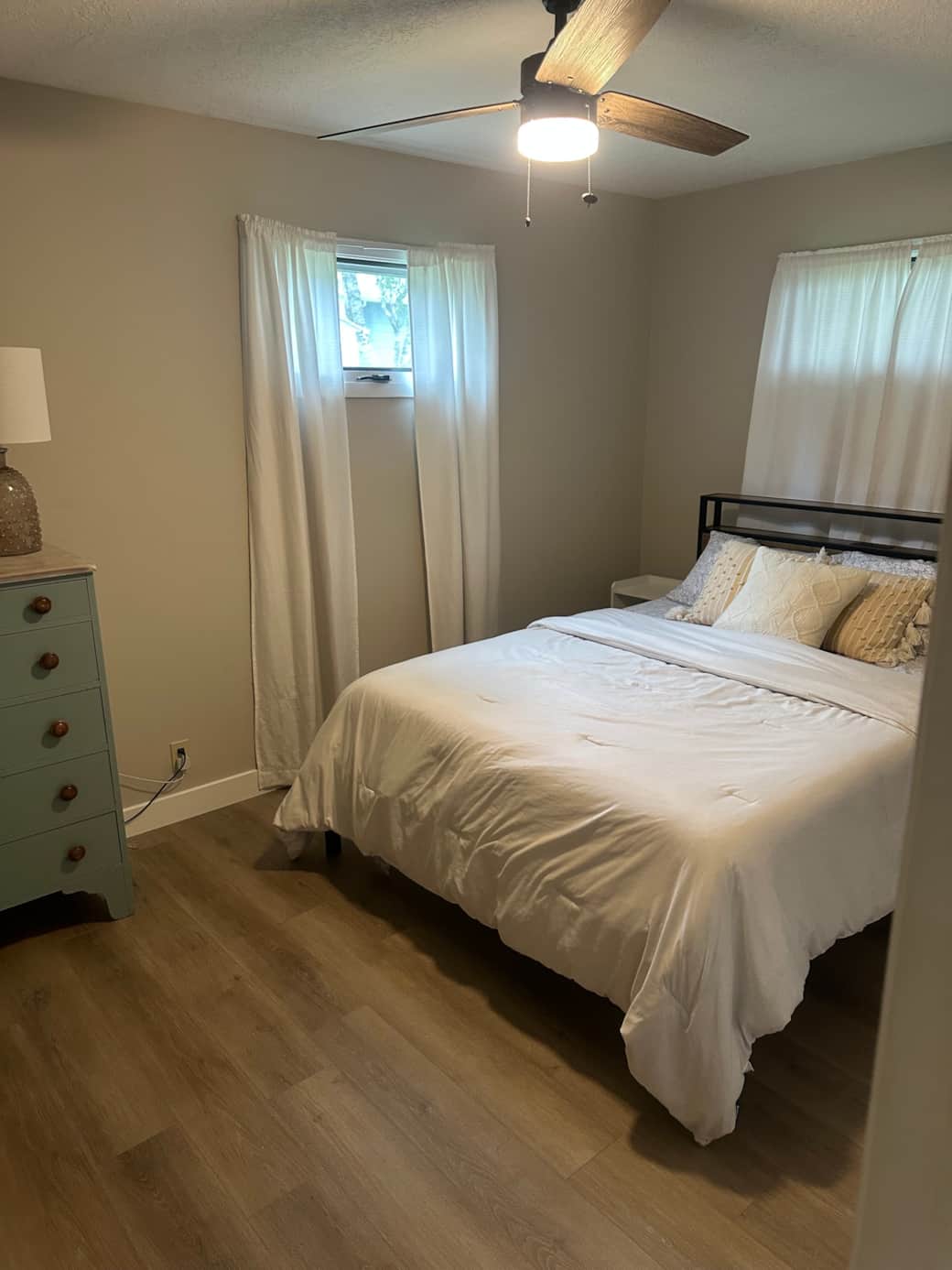 Bedroom 2 - Queen bed 