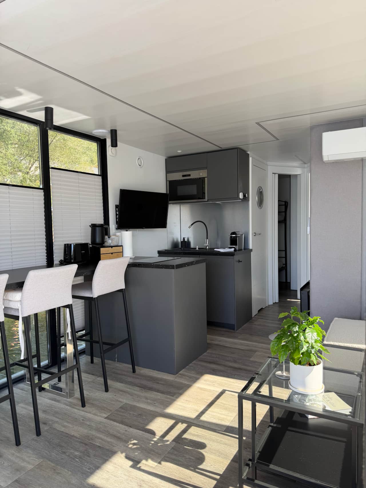 Kitchen and Breakfast Bar