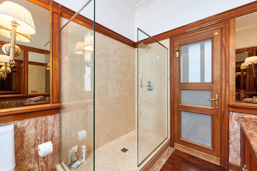 Master Bedroom's Ensuite Bathroom