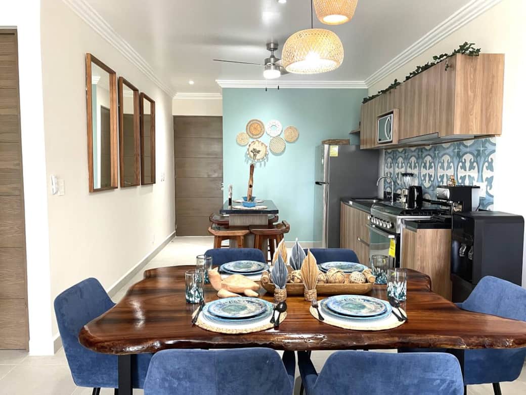 Your culinary haven awaits! A fully stocked kitchen, complete with a kitchen island for 4 and a dining table for 6, promises both convenience and ample space for shared meals and memorable gatherings.