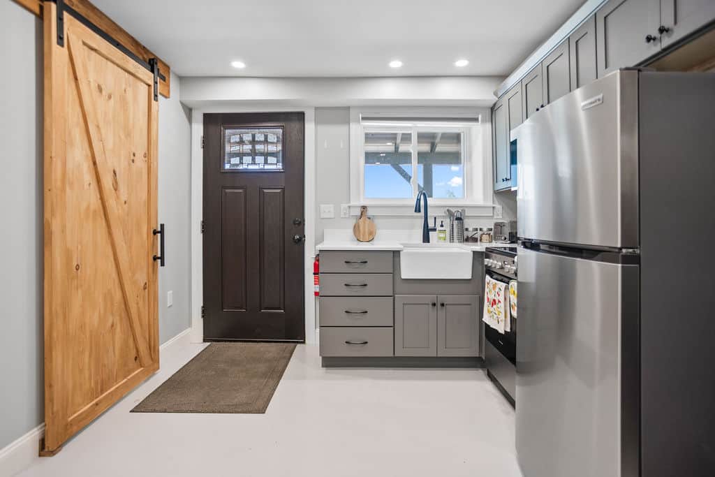 Raven Feather Retreat - Unit 2 Studio, 1 Queen bed, 1 Bathroom 