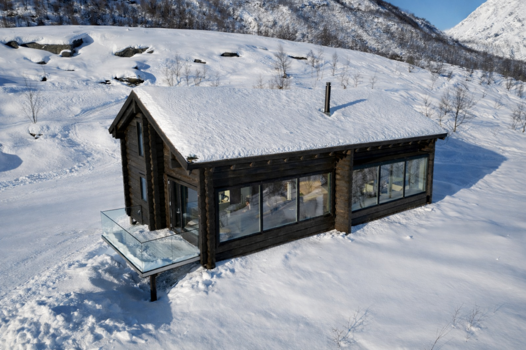 Ferienhaus Nordlys im Winter direkt am Ulsfjord bei Tromsø, Nordnorwegen