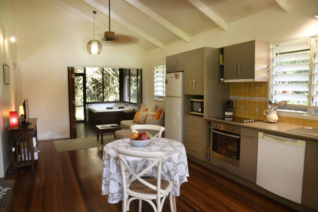 Lillypads Yellow Cottage - Kitchen to sitting area