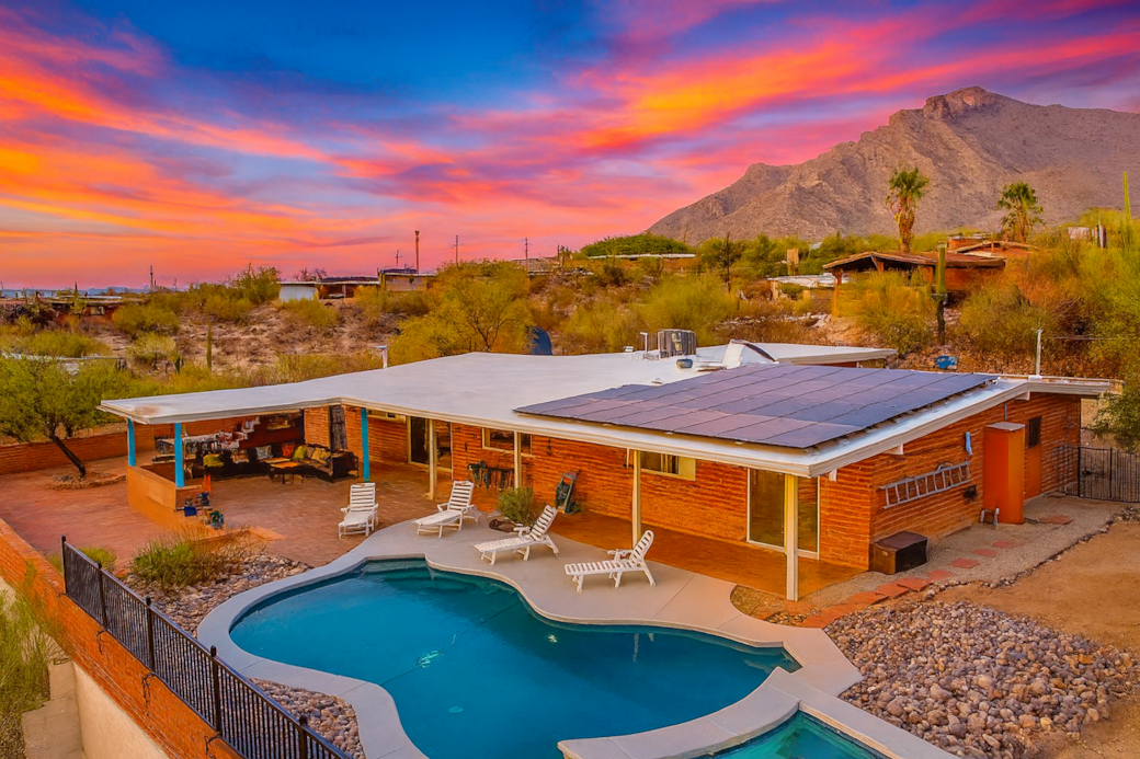 Relaxing pool and spa with amazing sunset views 
