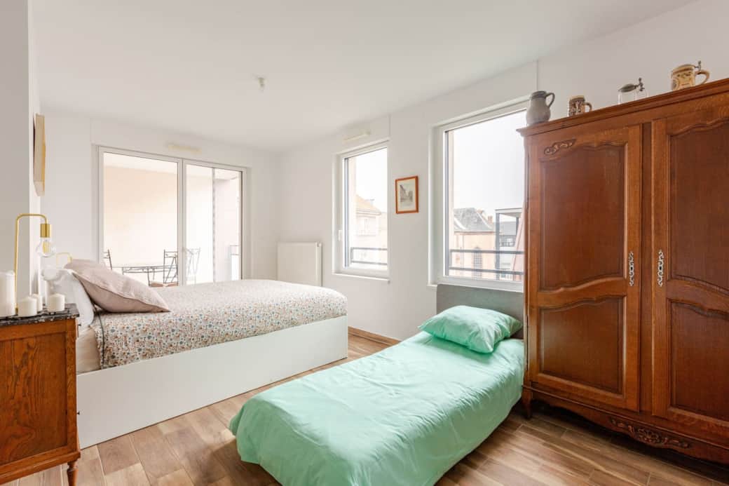 Configuration idéale pour trois personnes. Canapé-lit confortable avec sommier, offrant un couchage de qualité.
