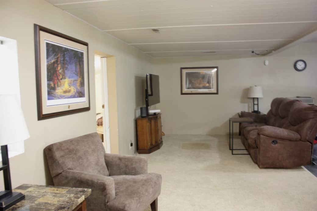 Living room with 48" TV, wifi, Netflix, Prime Video and YouTube TV