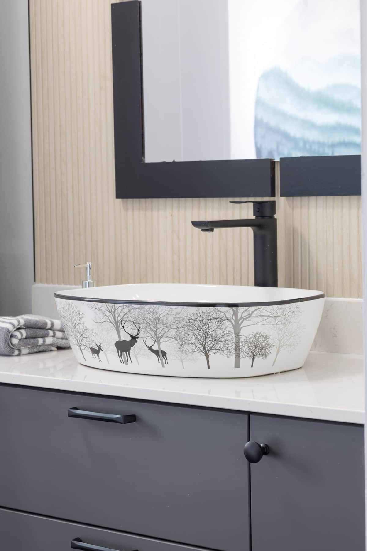 Vasque artistique à motif forestier — une touche unique et élégante dans la salle de bain.